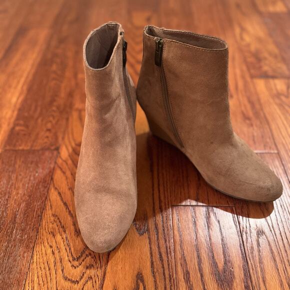 Vince Camuto Melisi Booties Womens 8 EU 38 Taupe Beige Suede Hidden Wedge Boots - Picture 1 of 14